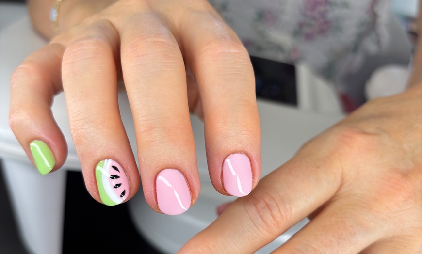 Image 12: Pose gel, vernis semi-permanent ou sur ongles naturels chez MStudio
