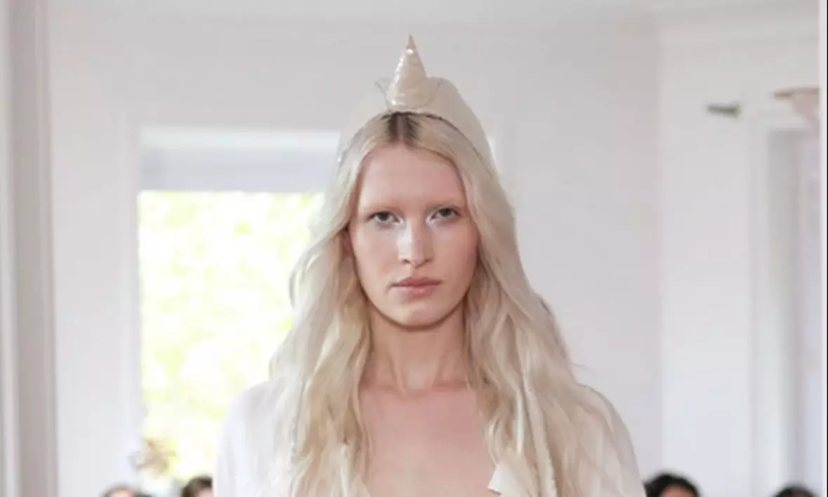 Enhance Dimension With Haircut, Highlights & Conditioning