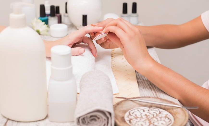 Image 2: Up to 46% Off on Acrylic Nail Technician Course