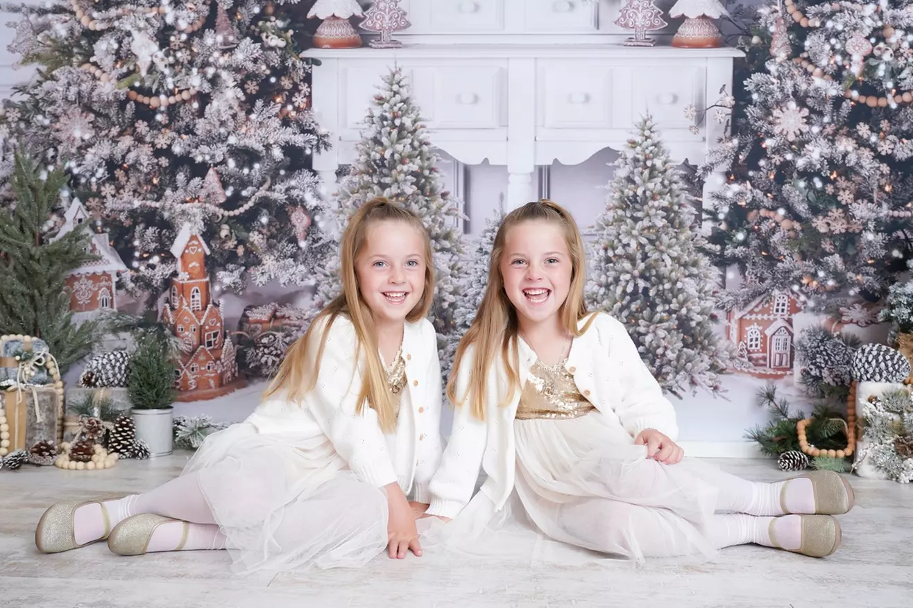 15 or 30-Minute Seasonal or Holiday In-Studio Photography Session with a Photo Package ( Up to 55% Off )