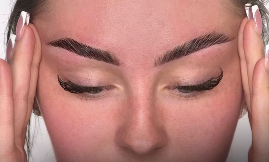 Image 6: Regard sublimé : brow lift, teinture sourcils et rehaussement cils