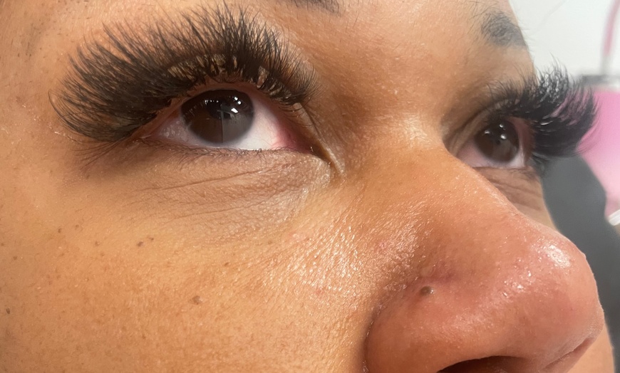 Image 5: Transform Your Look with Full Set Eyelash Extensions