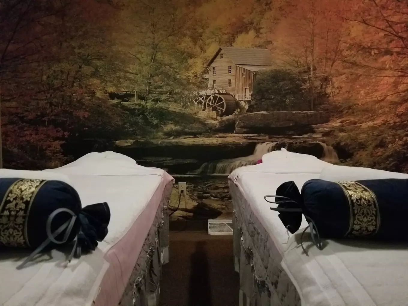 60 or 90-Min Swedish Massage & Essential Oils w/ Deep Cleaning Facial