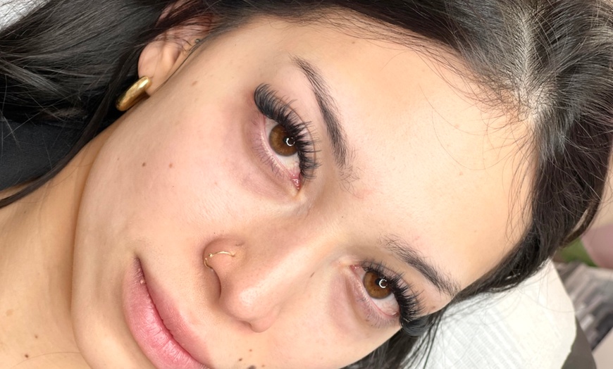 Image 3: Transform Your Look: Get Luscious Lashes That Wow! 