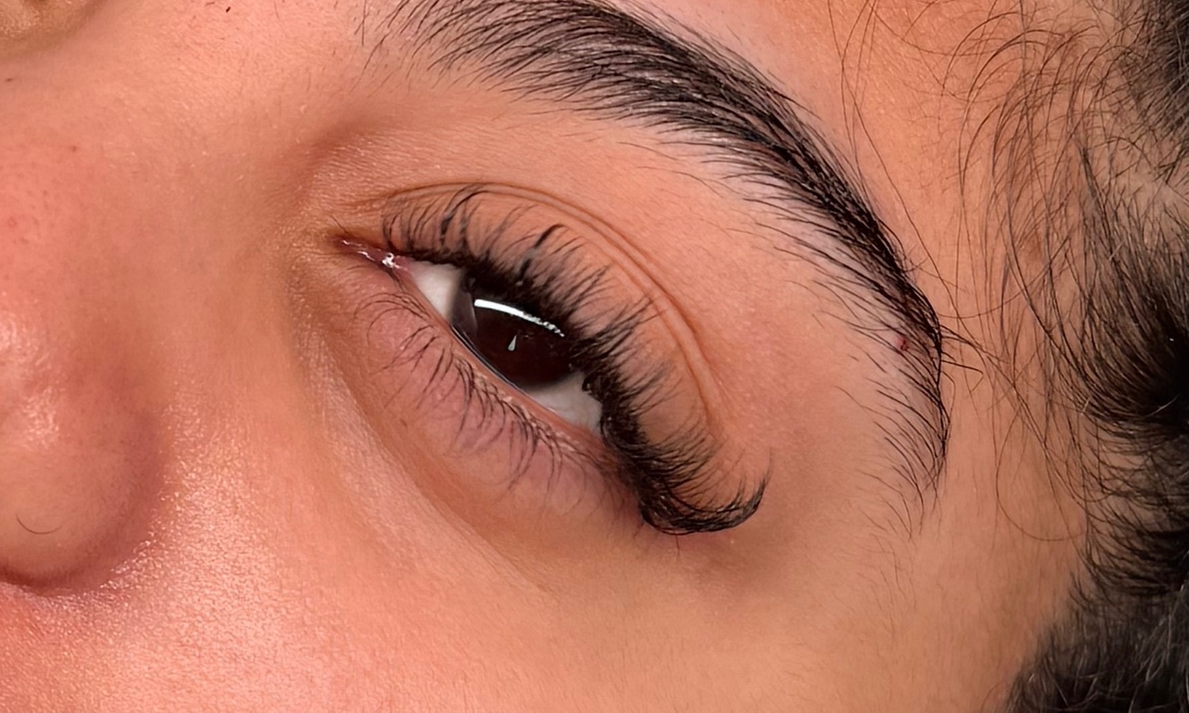 Get a Natural or Hybrid Eyelash Extension/Lash Extension with a Fill