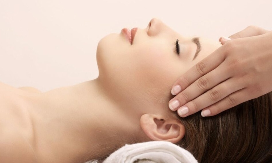 Image 1: Massage crânien & réflexologie : harmonie intérieure et éclat naturel
