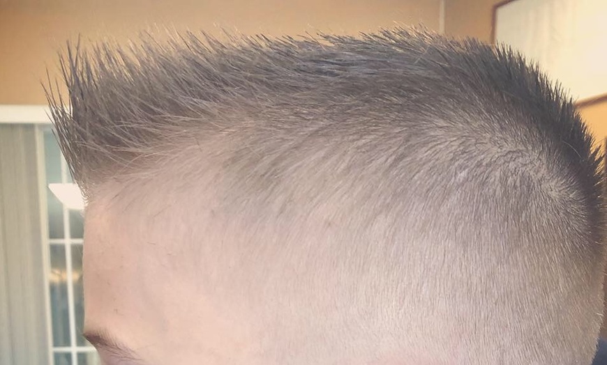 Image 3: Up to 35% Off on Salon - Men's Haircut / Barber at Salon/Barber Near You
