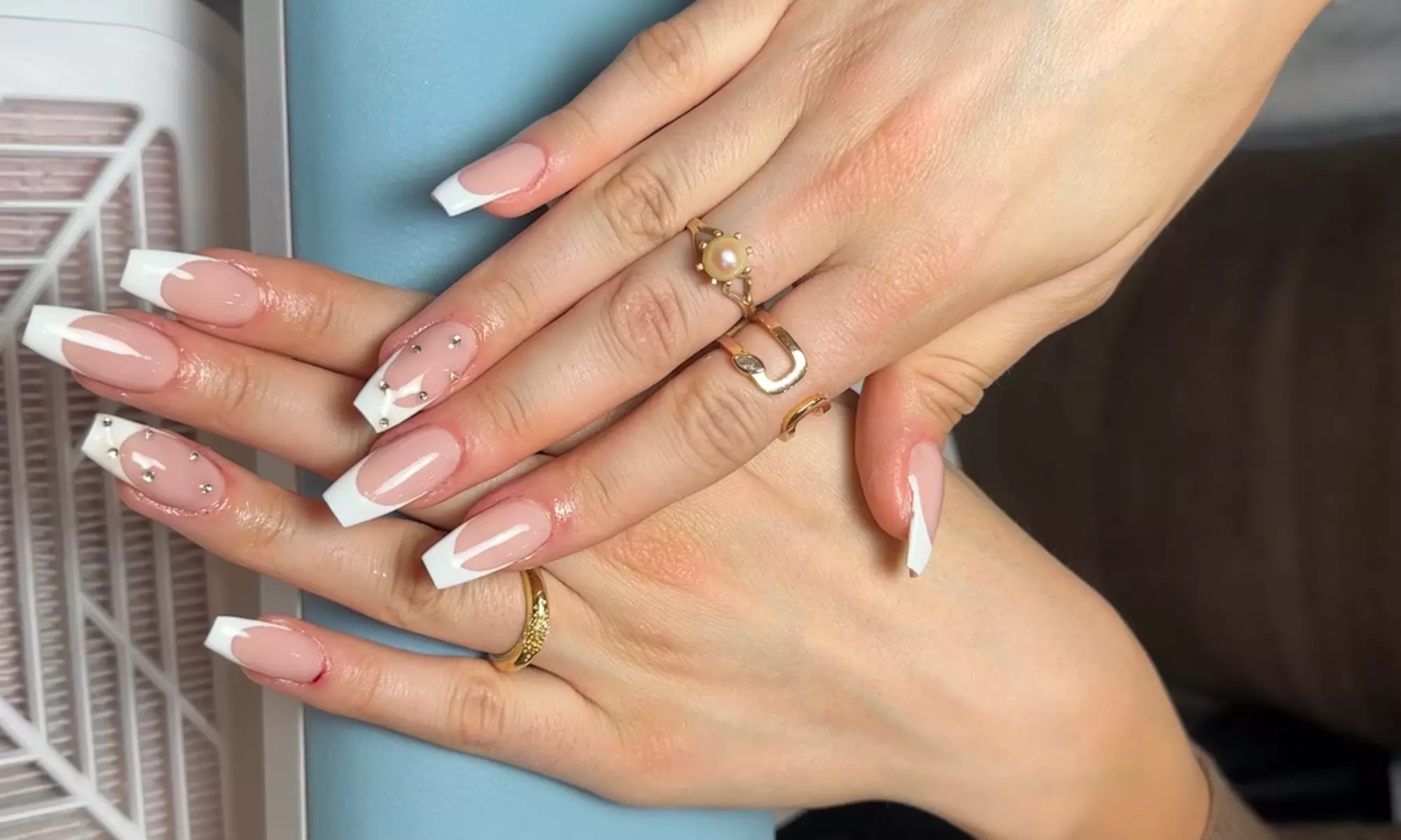 Pose de vernis semi permanent ou d'ongle gel avec Prothesiste ongulaire (jusqu'à 40% de remise)