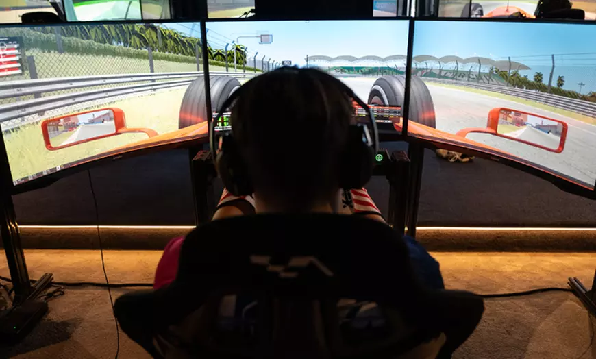 Image 2: Session de simulateur de course au choix