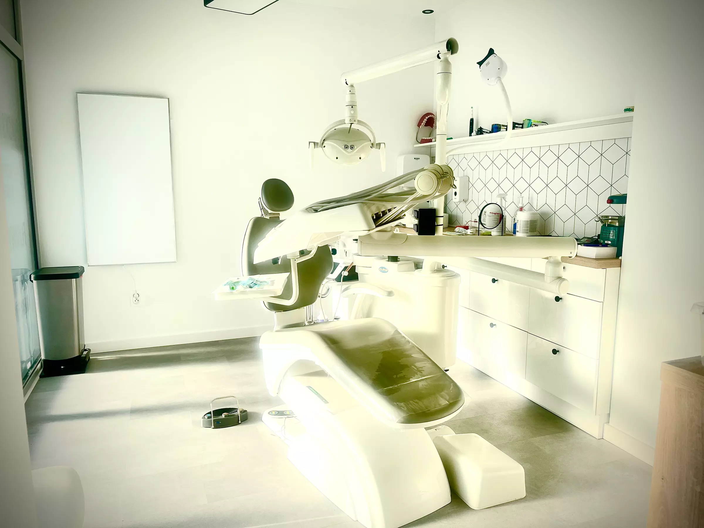 Wybielanie zębów lampą LED lub metodą nakładkową