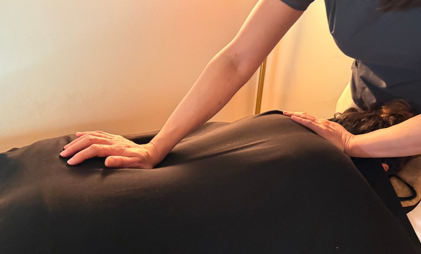 Image 2: 60 min Swedish or Deep Tissue Couple Massage w/ Hot Stone, Hot Towels