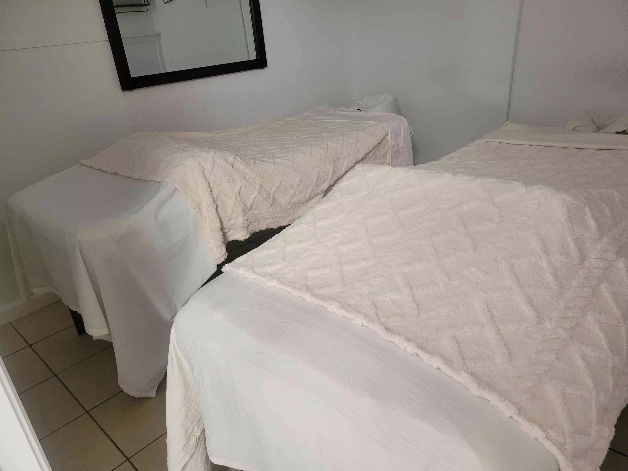 60 or 90 Minute Couples or Fusion Massage w/ Hot Towels and Hot stones