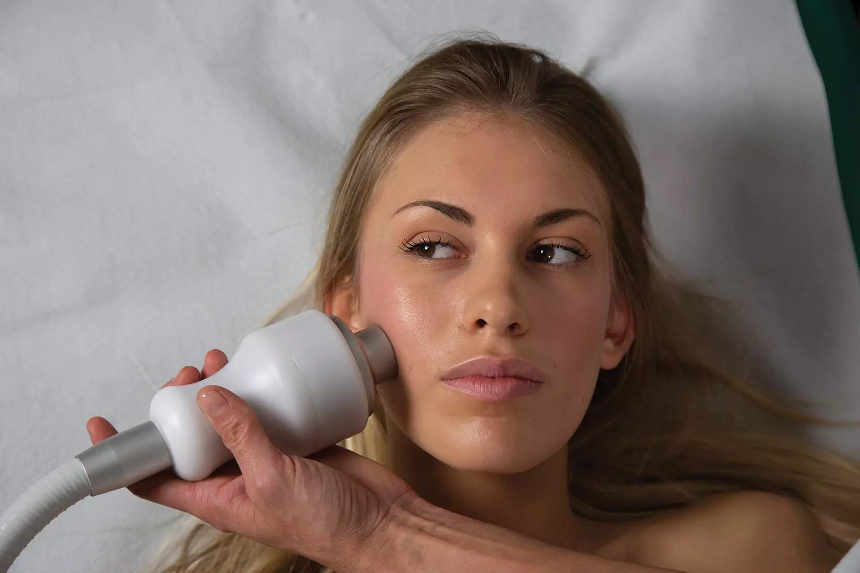 Zabieg Cryo T-Shock na twarz i szyję dla ujędrnienia i odmłodzenia