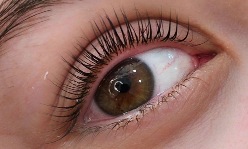 Image 1: Un regard sublimé : rehaussement de cils avec ou sans teinture