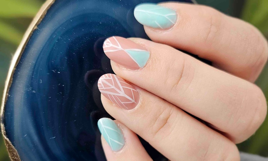 Image 1: Mains et pieds sublimés avec vernis semi-permanent à Abrac Amanda
