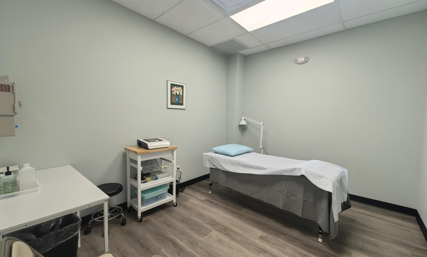 Image 4: Unwind with One 60 or 90 Minutes Deep Tissue Massage