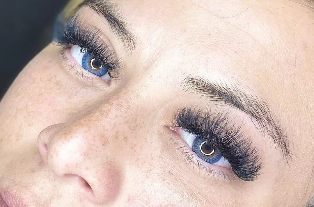 Choose Your Perfect Lash Style: Volume or Hybrid Eyelash Extension Set