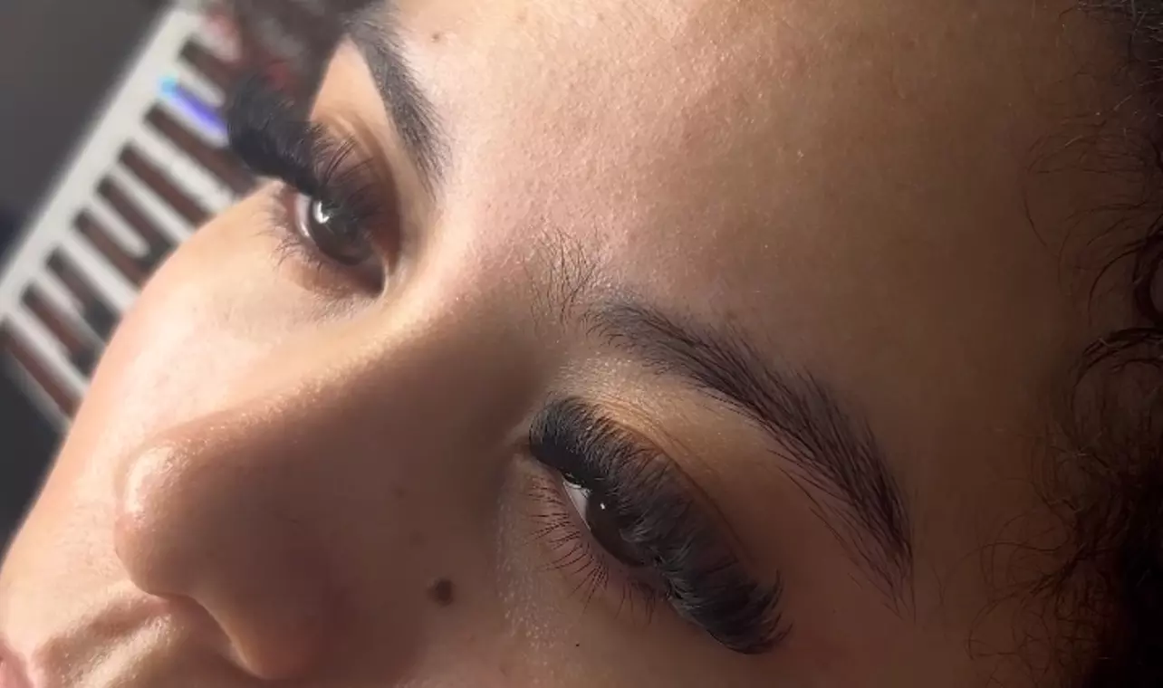 Discover BeautyBySDB's eyelash extension sets for every style, offering up to 50% off on Mega Volume, Classic, Hybrid, and Volume. - Second Medium