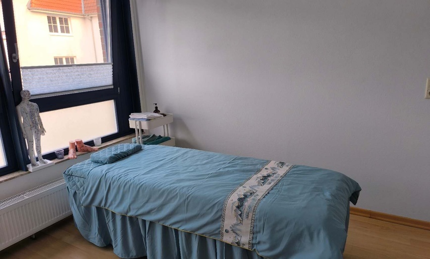 Image 2: Nacken-, Schulter- & Rücken-Massage oder Fuß-Massage inkl. Fußbad