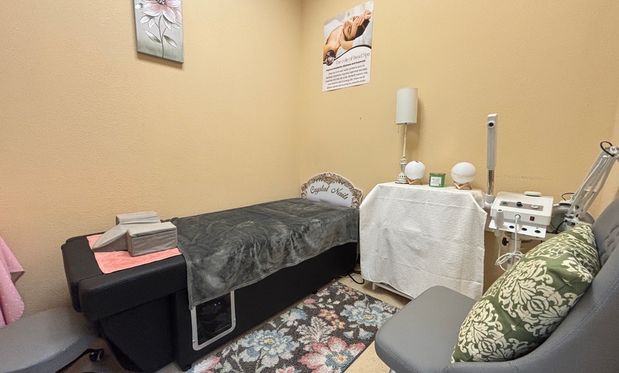 Image 3: Enjoy One 60 or 90-Min Head Therapeutic Massage with Aromatherapy