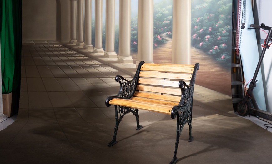 Image 7: Sesión de fotos de temática navideña para grupos con atrezzo incluido