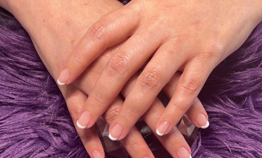Image 5: Get the Full Works with a Deluxe Mani-Pedi Services! 