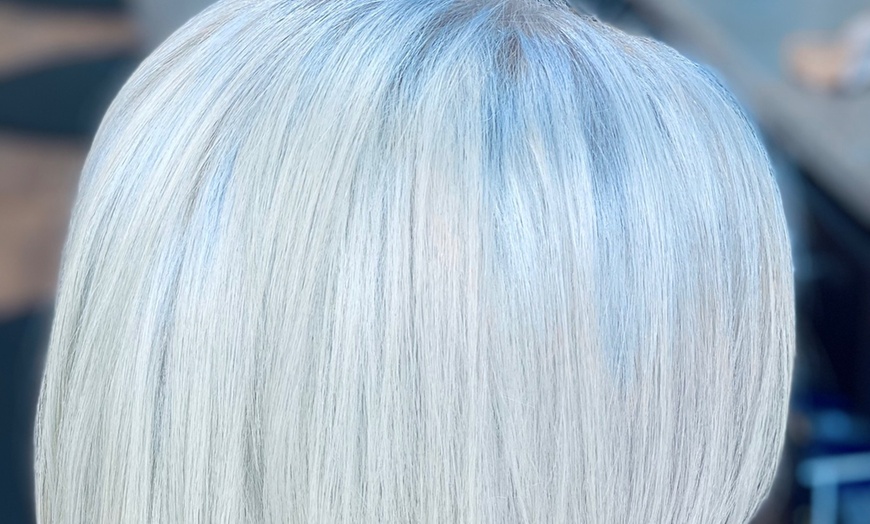 Image 9: Unleash Your Inner Glam with a Stunning Hair Makeover! 