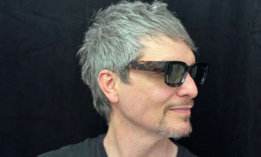 Image 2: Men's haircut with deep conditioning treatment for a fresh look