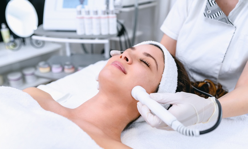 Image 4: Classic/Signature Head Spa /Hydra Essential Facial+LED Therapy or More