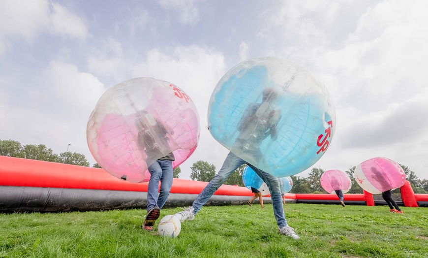 Image 7: Lachen, gieren, botsen en scoren: Bubbel Voetbal voor 4 - 12 personen
