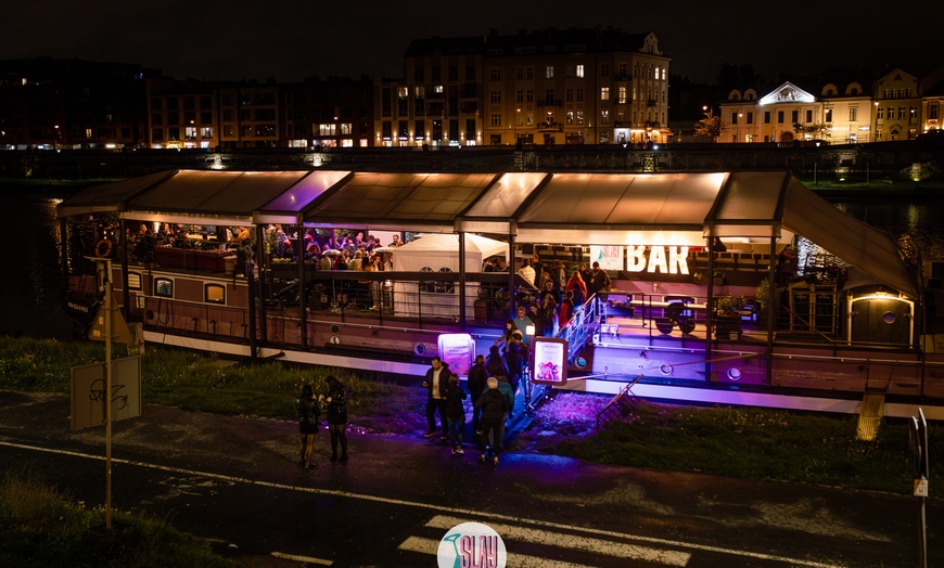 Image 5: Ciesz się różową pizzą i sernikiem na Różowej Barce na Wiśle