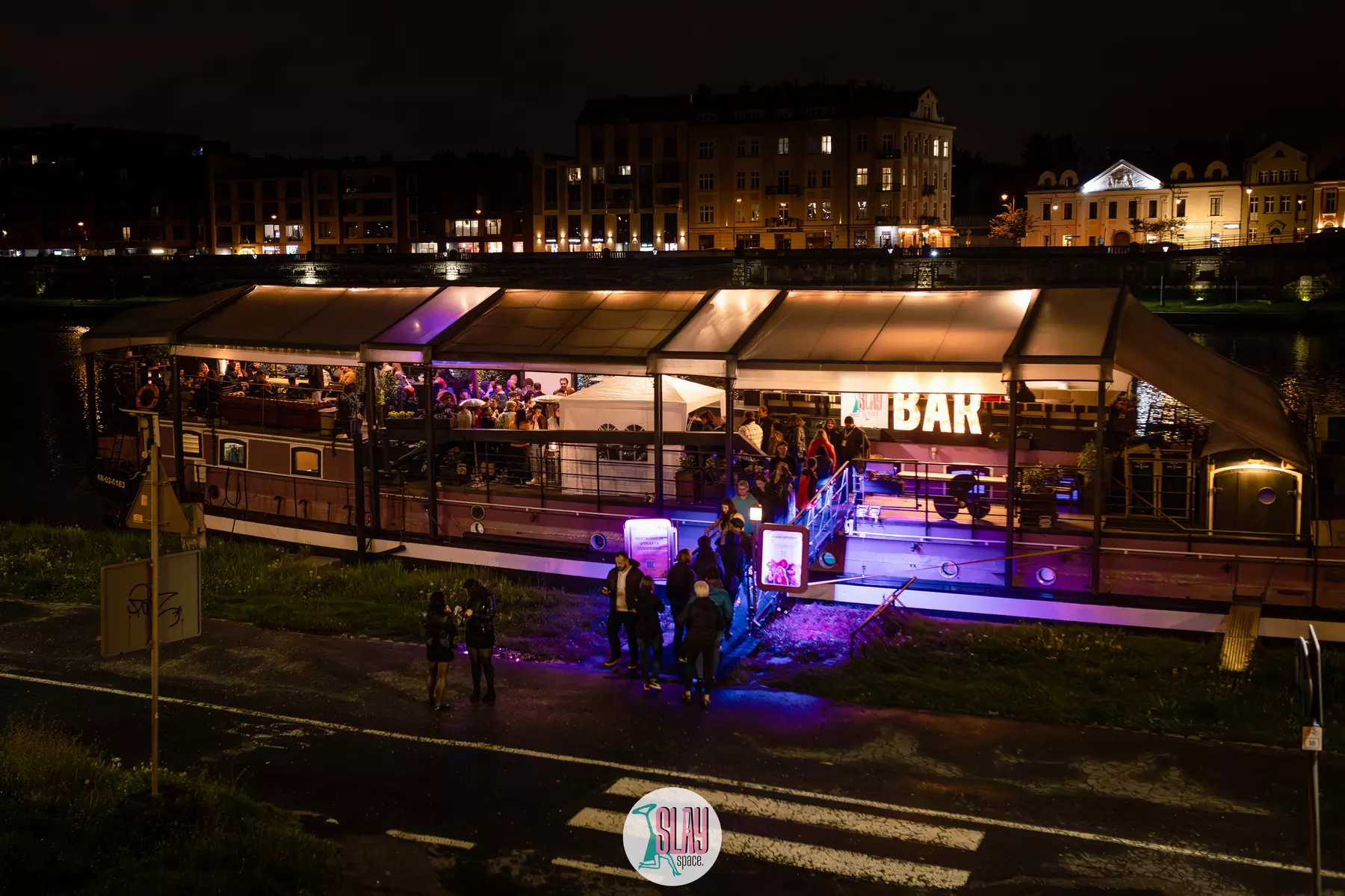 Ciesz się różową pizzą i sernikiem na Różowej Barce na Wiśle