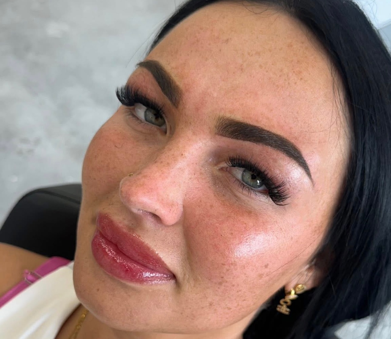 Get Stylish Ombré Powder Brows for a Soft and Elegant Look