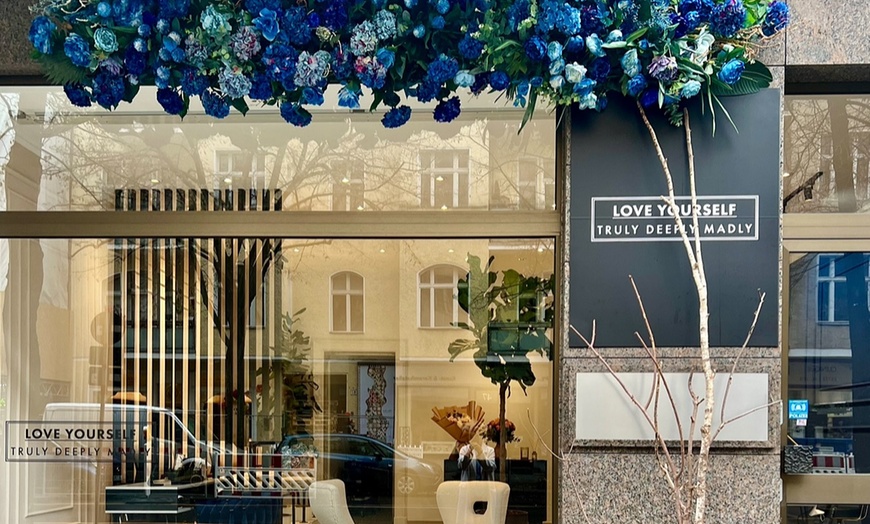 Image 1: 30 Min. Premium Maniküre oder SPA Pediküre (ohne Lack) für 1 Person