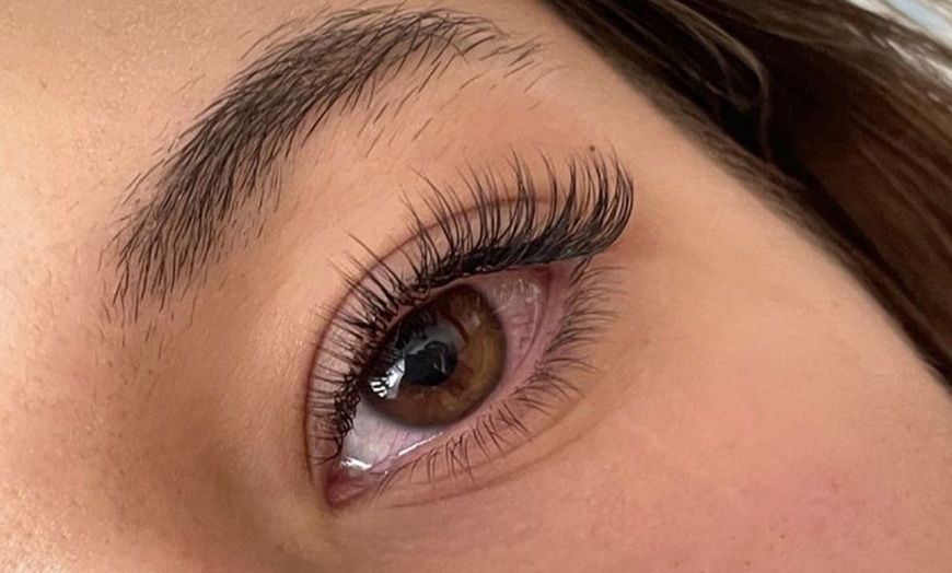 Image 5: Express Classic, Classic, Volume 6D, or Mega Volume 12D Lash Set