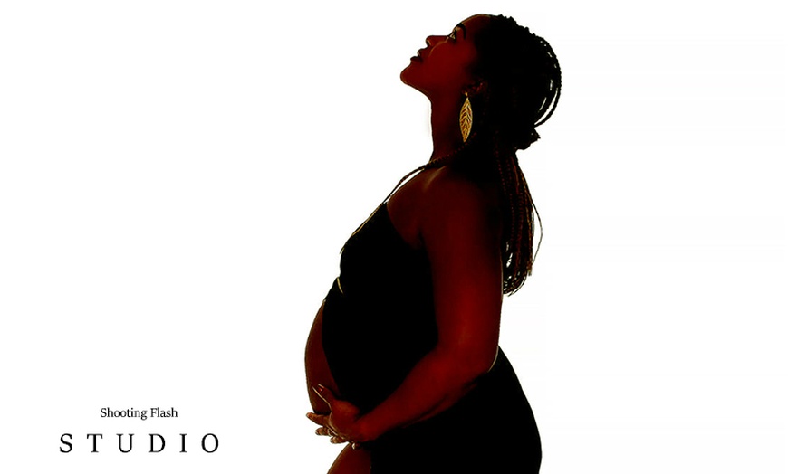 Image 3: Shooting, grossesse et naissance, Marseille et Lavandou, le spécialiste robe sur place chez Shooting Flash studio