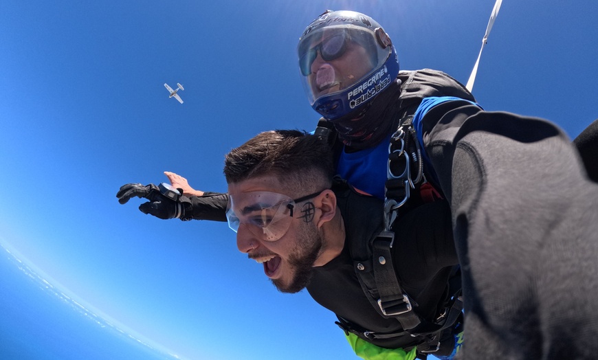 Image 2: Salto en paracaídas y caída libre desde 3000 m con iJump Gran Canaria