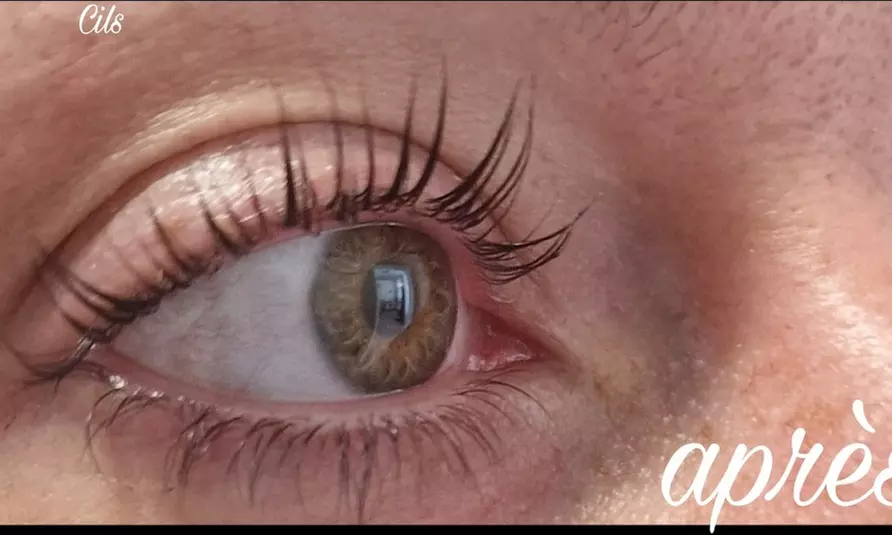 Rehaussement de cils, teinture et soin en option