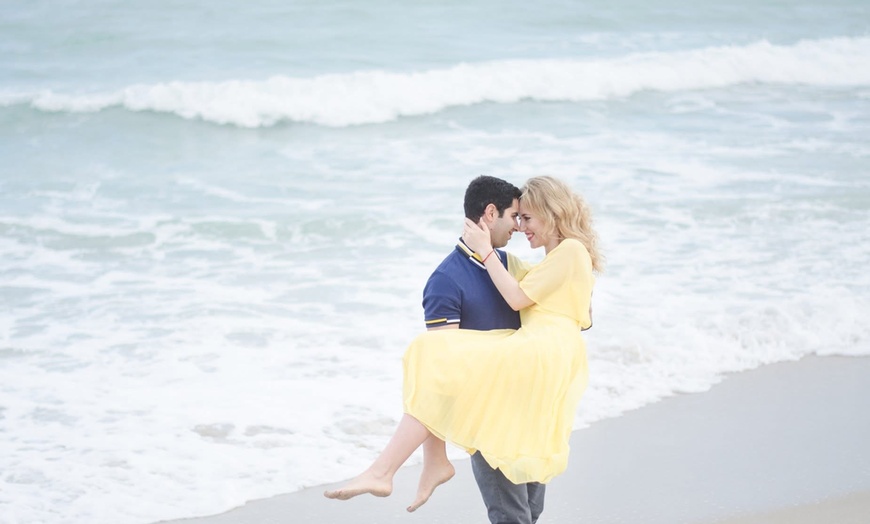 Image 1: Enjoy a 60-Minute Outdoor Photography Session