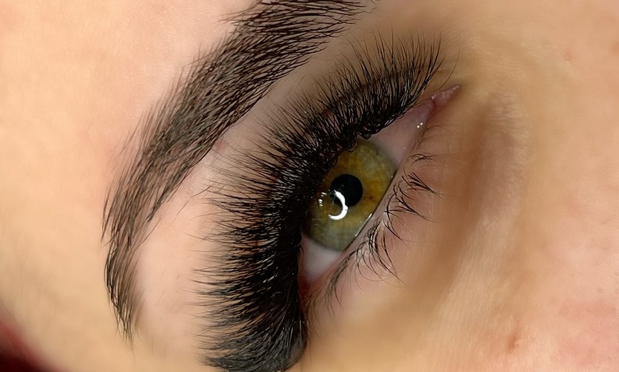 Image 4: Transform Your Look: Eyelash Extensions!