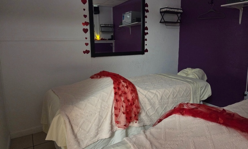Image 2: 60 or 90 Minute Couples or Fusion Massage w/ Hot Towels and Hot stones