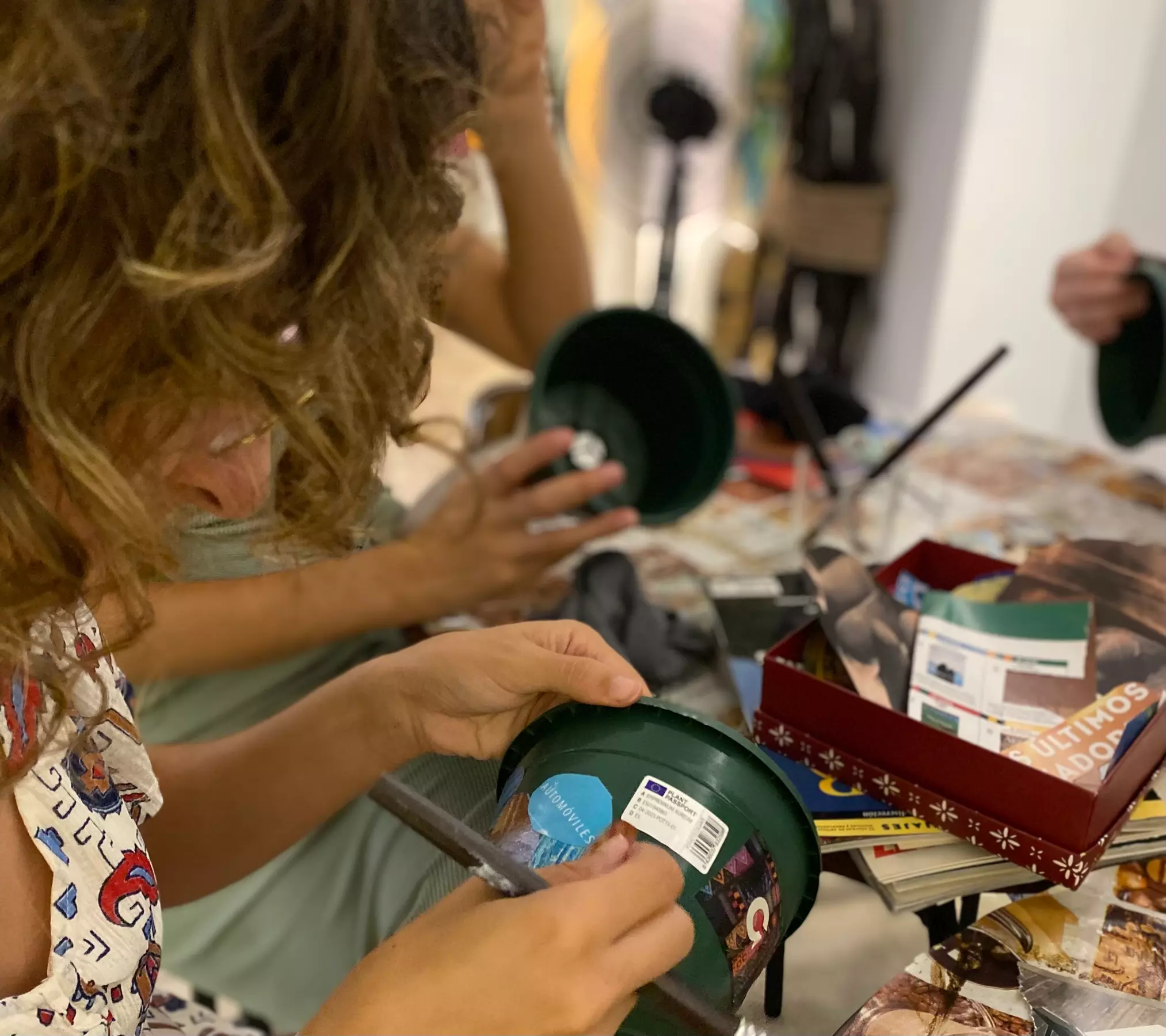 Taller Wine & Collage con material incluido para 1 a 4 personas