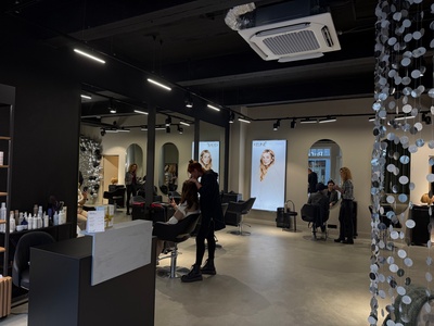 Knipbeurt voor dames, wassen, drogen, styling.