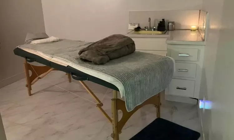 Get Swedish or Deep Tissue Massage with Hot Oil, and Foot Massage