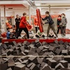 Image 4: Zabawa w parku trampolin