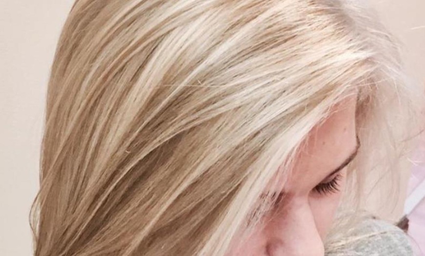 Image 2: Get Haircut, Condition, Blowdry, Highlights, Single Process