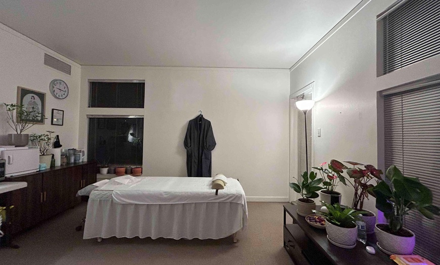 Image 1: 1 or 1.5-Hour Lomi Lomi Massage With Hot Stones at Blue Oak massage 