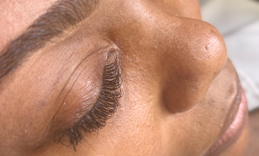 Image 3: Full Set Eyelash Extensions – Classic, 3D/6D Volumes with Fills