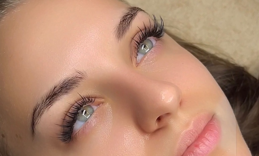 Image 4: Lash Perfection: Classic, Glam, Hybrid, Volume & More Styles 