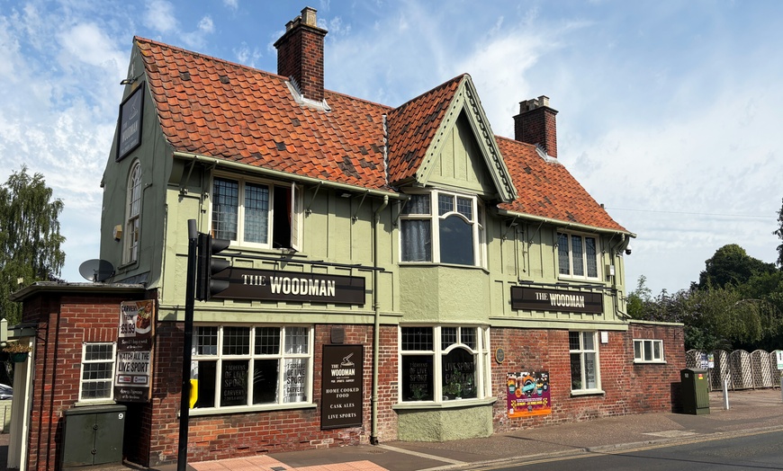 Image 6: Indulge in a Carvery For 2 or 4 with Dessert 